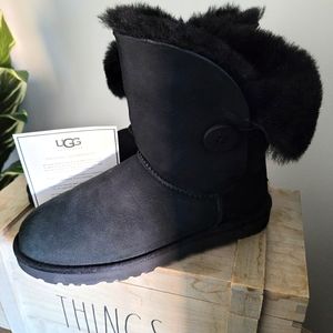 UGG's w Bailey Button. Black 8.